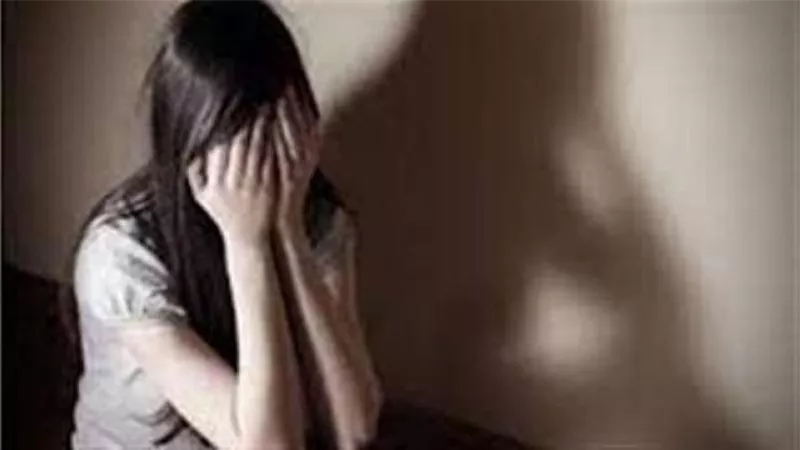 صورها لإشباع رغبته وابتزازها.. تفاصيل مثيرة في إحالة مسن هتك عرض طفلة للجنايات
