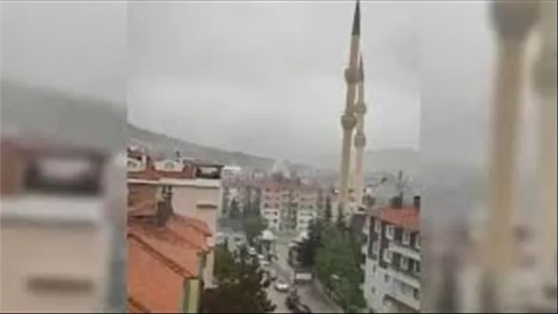 لهذا السبب.. مشهد مهيب لسقوط مئذنة مسجد في تركيا | فيديو