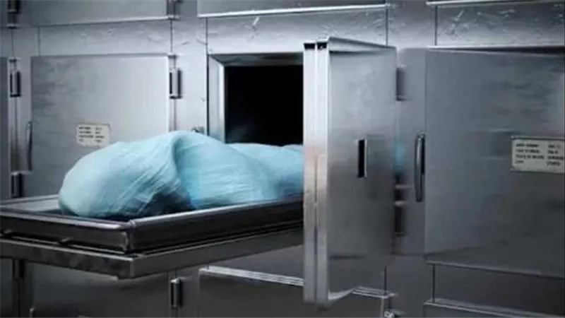 بعد الدفن وتلقي العزاء فيه.. حكاية شخص يعود للحياة مرة أخرى تهز دولة عربية 