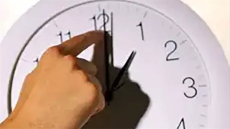 يبدأ الجمعة.. لماذا تطبق الحكومة التوقيت الصيفي؟
