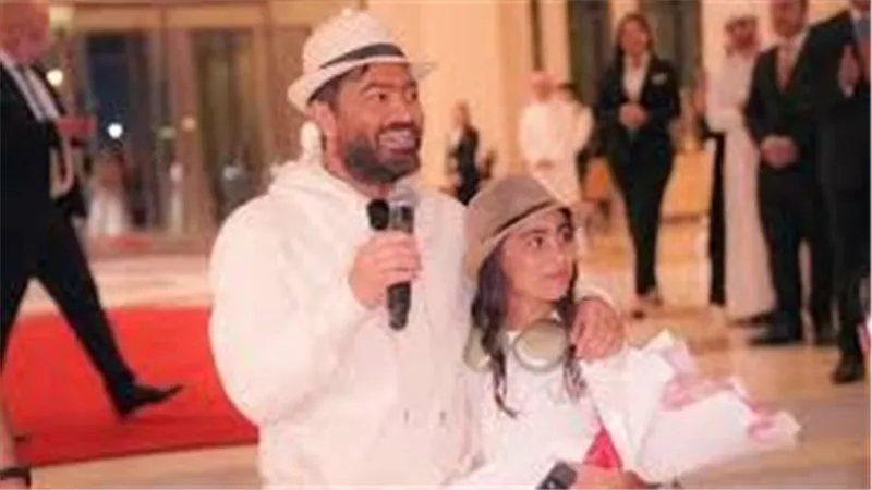 أبيض وأسود.. ملابس ابنة تامر حسني تشعل السوشيال ميديا | شاهد 
