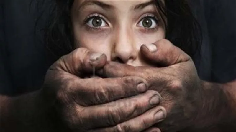 استدرجها بحيلة شيطانية..الحكم على عاطل هتك عرض طفلة في المنيا