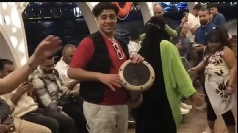 ما القصة؟.. منتقبة ترقص بأحد المراكب تثير الغضب على السوشيال ميديا | شاهد