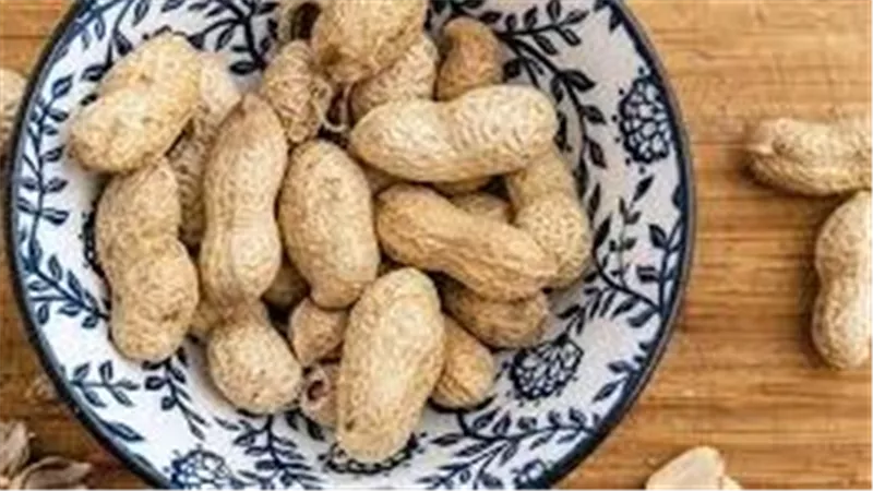 منعا للإحراج.. خبيرة إتيكيت توضح كيفية تناول الفول السوداني