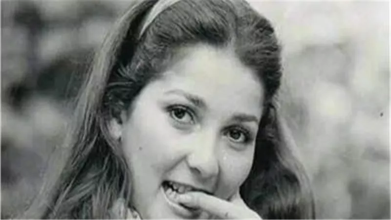 منعوها من رؤية أولادها.. أزمات فى حياة آثار الحكيم 