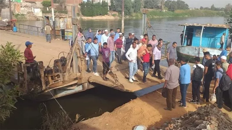 سائق تروسيكل عاكس فتاة.. شاهد عيان يروي اللحظات الأخيرة قبل كارثة معدية أبوغالب