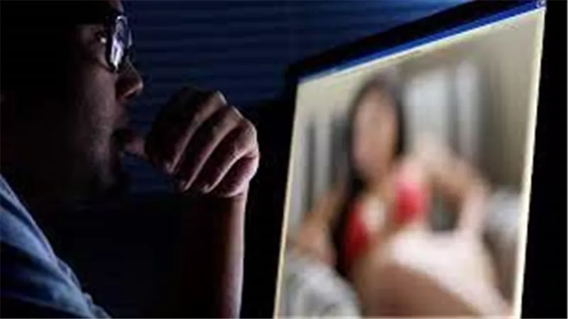 صور مخلة.. تفاصيل مثيرة في الحكم على شاب ابتز خطيبته بالغربية