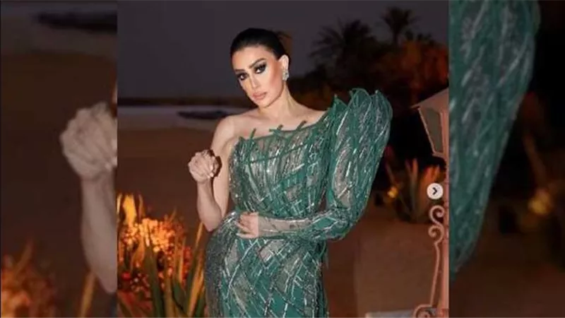 شعر أشقر وملابس لامعة.. لوك غادة عبدالرازق يثير الجدل | شاهد