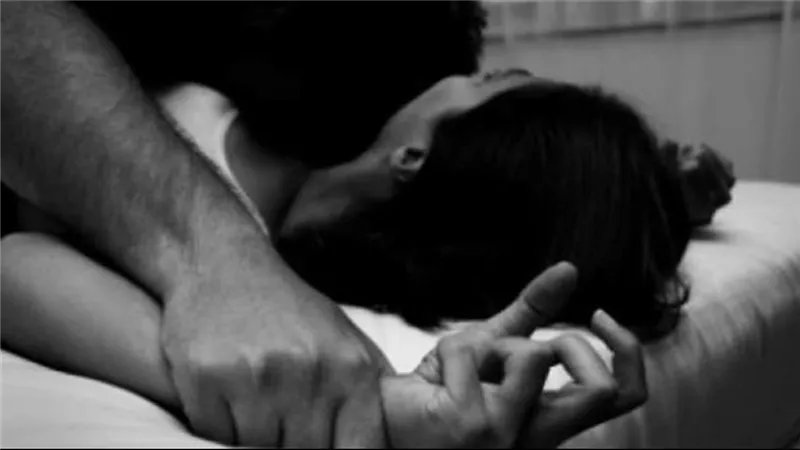تهتك في الرحم.. تفاصيل صادمة في اعتداء أب على ابنتيه جسديا بالجيزة