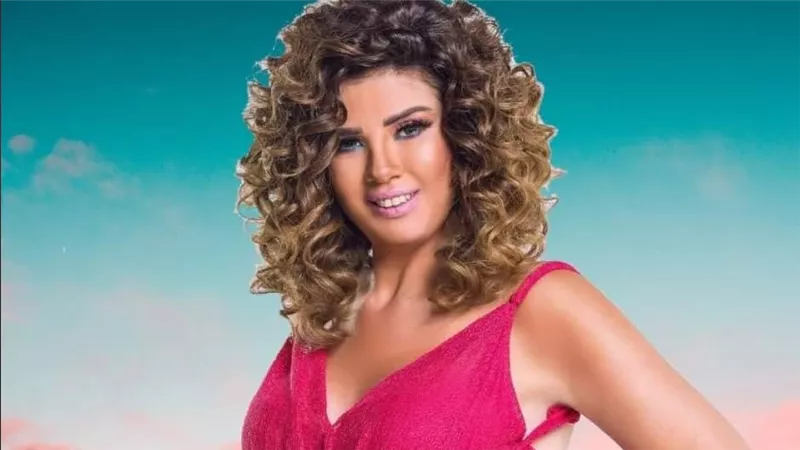 بالأحمر المكشوف.. رانيا فريد شوقي تشعل السوشيال ميديا بجلسة تصوير جريئة | شاهد