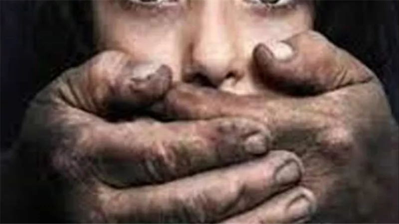 اعتداء وترويع.. عاطل يهاجم شقيقة صديقته ويحاول اختطافها بالقوة في الإسماعيلية