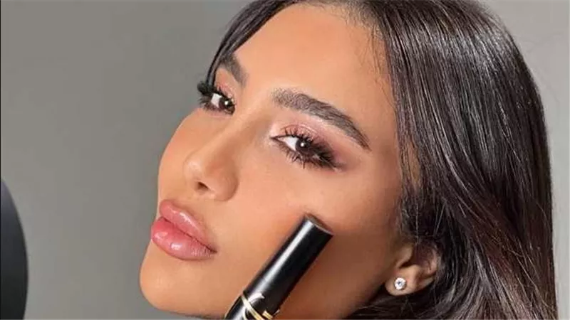 مليون جنيه أم بالدولار؟.. كيف ردّت خبيرة التجميل دينا راغب على جدل أسعارها لمكياج العروس؟ | شاهد