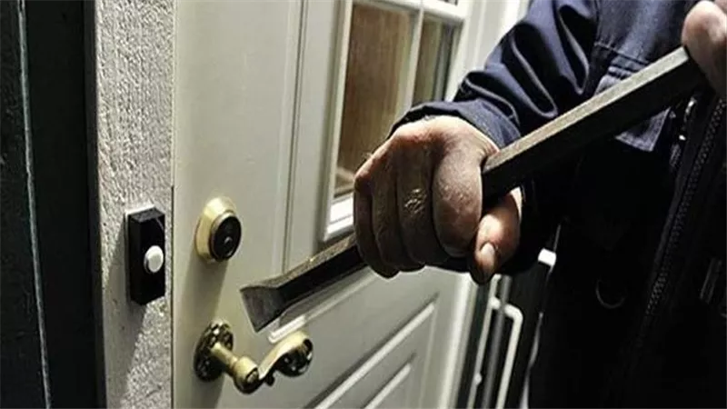 مات من الضرب.. علقة ساخنة لـ لص حاول سرقة شقة بالمرج