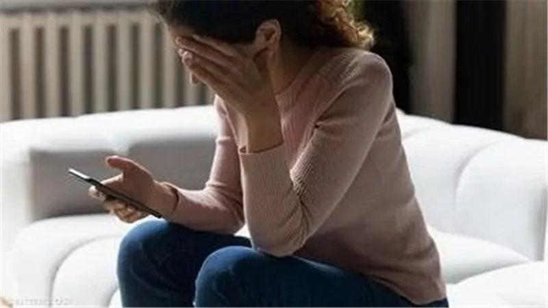  صور أجزاء حساسة من جسدها خلسة.. تفاصيل مثيرة في اتهام مهندسة ديكور لمنتج شهير بالابتزاز
