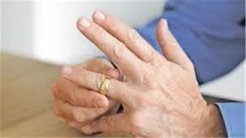 عيون حبيبها على ضهرها.. حجاج يطلب تطليق زوجته في محكمة الاسرة
