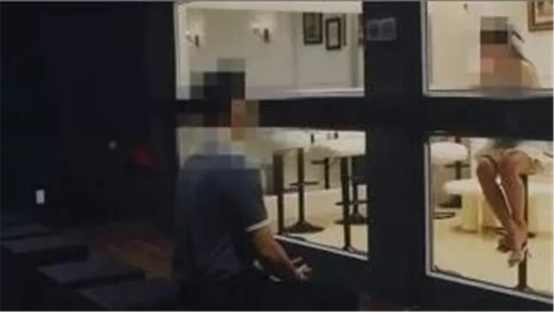 المرايا العميا.. حكاية مقهى يسمح للرجال فقط برؤية النساء من خلف جدار زجاجى
