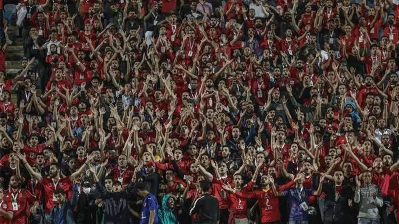الكاف يحسم الموقف.. القصة الكاملة للجدل بين جماهير الأهلي والزمالك بسبب مباراة السوبر الإفريقي