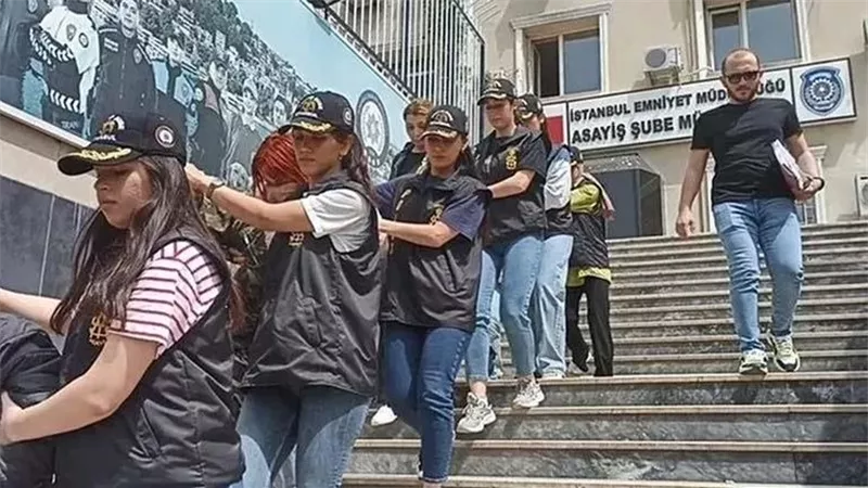 فتيات استدرجن شبانًا بصور عارية.. كواليس قضية جنسية أثارت الجدل في تركيا