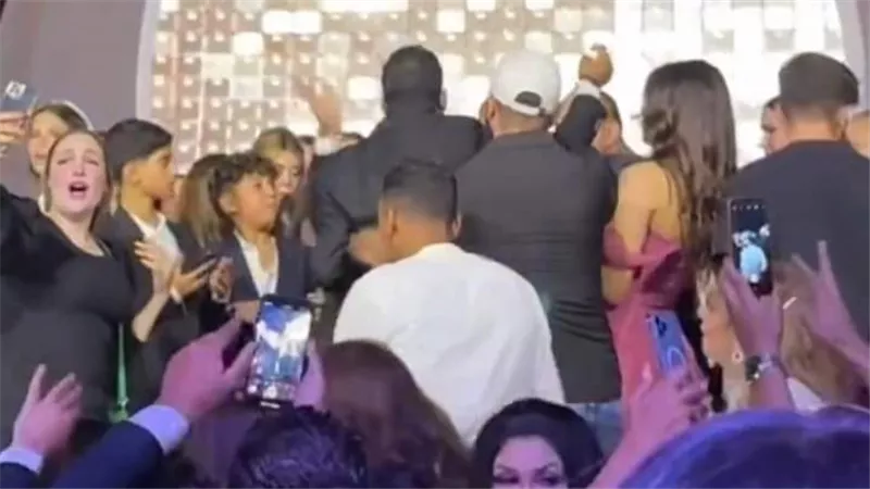 كبر في السن.. تفاصيل الهجوم على عمرو دياب بعد صفعه معجبا | فيديو