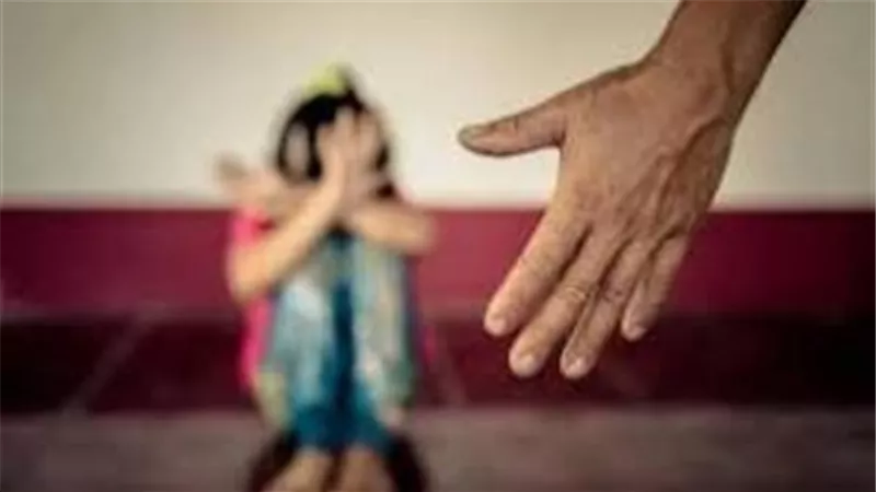تتبول لاإراديًا.. قرار من القضاء في محاكمة الأم وعشيقها بتهمة إنهاء حياة الطفلة ريتاج