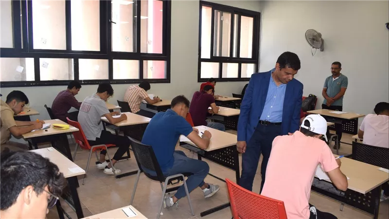 عميد الكلية التكنولوحية بأسيوط يتفقد لجان الإمتحانات