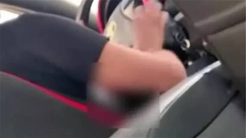 نطي من العربية.. تفاصيل القبض على سائق شركة توصيل تحرش بمعلمة في أكتوبر