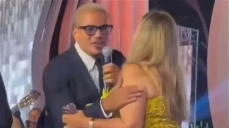 هو اللي جه سلم عليا.. أول تعليق من ليلى علوي بعد تعرضها لموقف محرج من عمرو دياب | شاهد