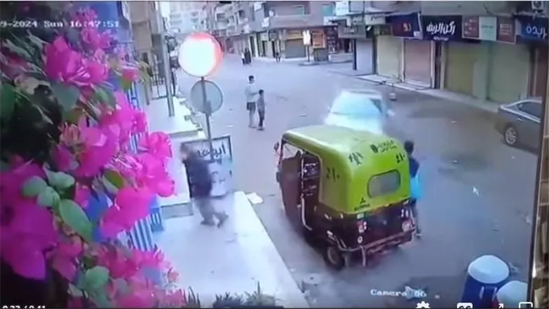 مقطع يحبس الأنفاس.. سيارة طائشة تطيح بطفل ورجل في الهواء بالبحيرة | فيديو 