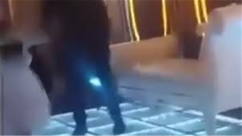 لقطات صادمة..عريس يسحل العروس بالكوشة يثير الجدل على السوشيال ميديا | شاهد