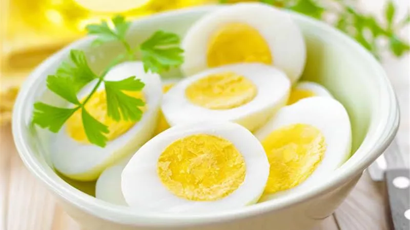 لن تتوقع تأثيره على القلب والكبد.. هذا ما يحدث لجسمك عند تناول البيض البلدي