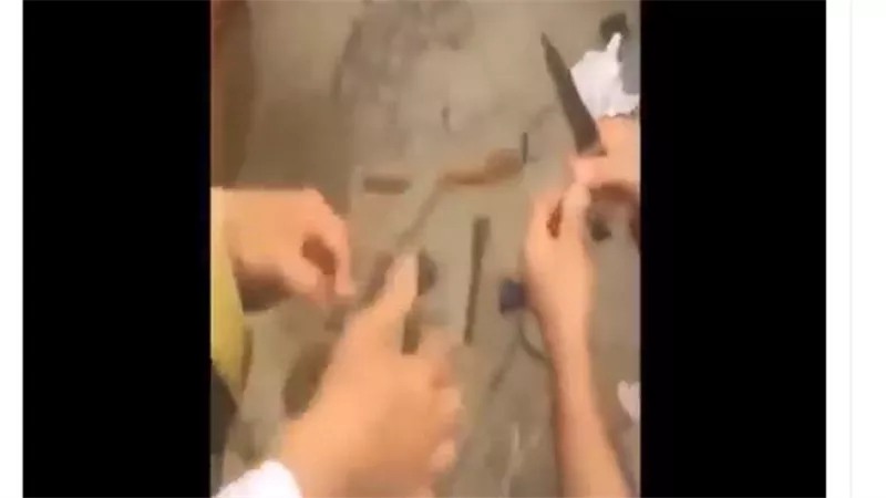 فيديو أثار الجدل.. حقيقة القبض على رجل وضع سحر بالكعبة | شاهد