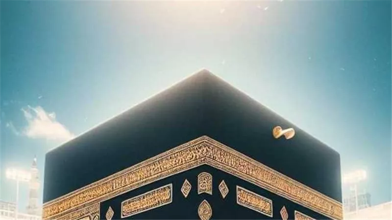 لماذا لا تحلق الطائرات فوق الكعبة؟.. سر عدم سقوط روث الحمام في الحرم المكي