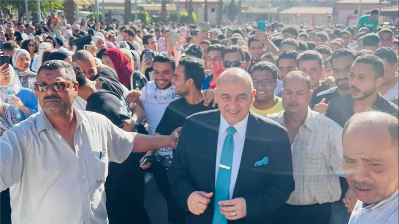 ممر شرفي لآلاف الطلاب بالإسكندرية لعميد كلية الاعمال 
