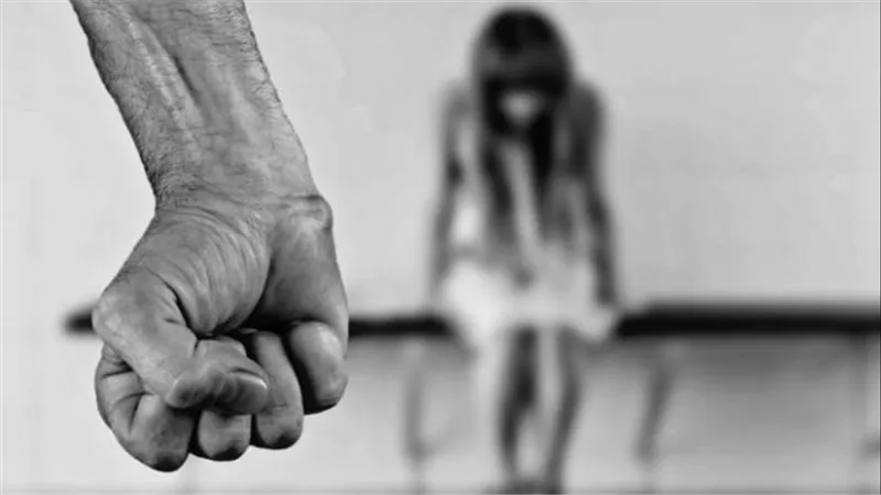 أخذها من بين شقيقاتها وكتم أنفاسها.. قرار جديد بشأن المتهم بقتل ابنته في المنيا