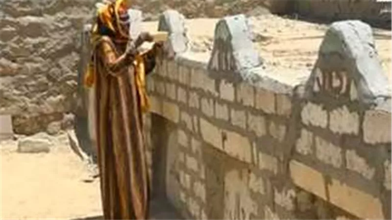 دعت على عيالها الـ 4 يموتوا في يوم واحد وربنا استجاب.. قصة من الخيال لأم أيمن في المقابر | فيديو