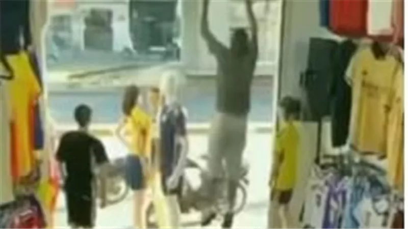 صاحب المحل جري.. حقيقة سرقة سودانيين لمحل ملابس بفيصل | فيديو
