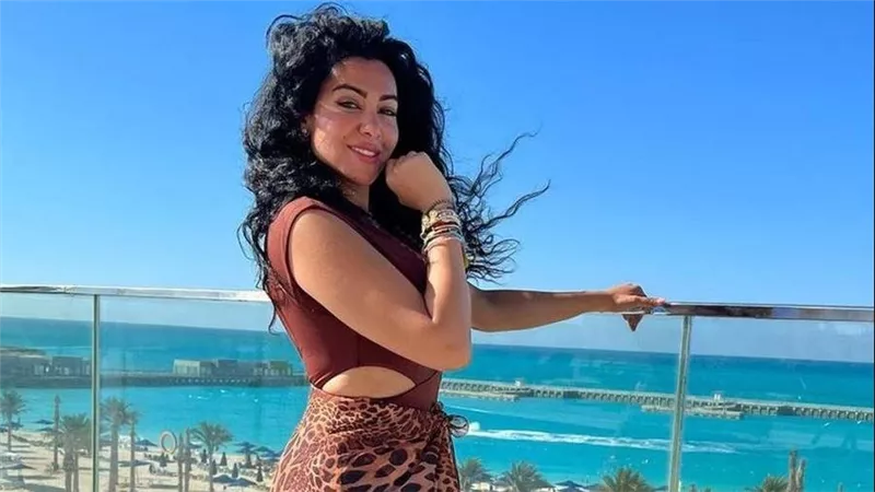 بالفوشيا.. إطلالة مثيرة جديدة لـ ميريهان حسين | شاهد