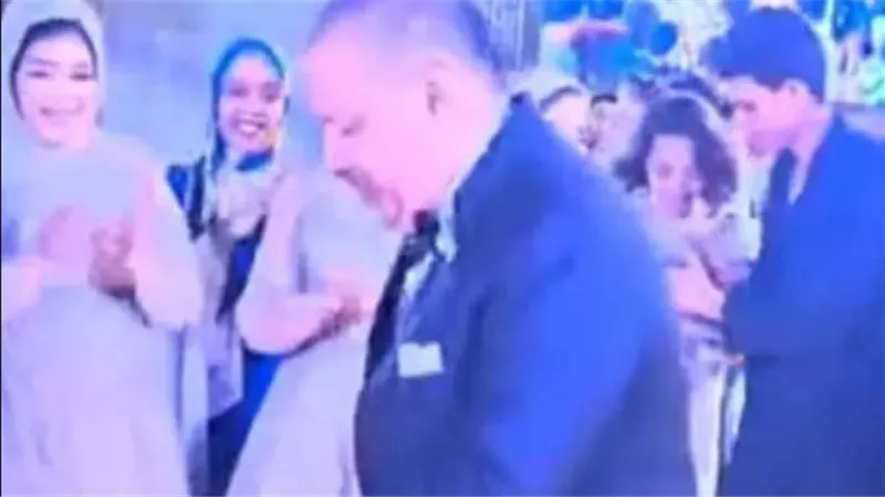أفضل من مايكل جاكسون.. والد عروسة يشعل السوشيال ميديا برقصة المشي على القمر | فيديو