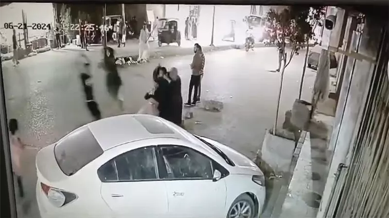 بالعصي والشوم.. كواليس فيديو الاعتداء على رجل وزوجته وأطفاله في الشارع بأسيوط | شاهد