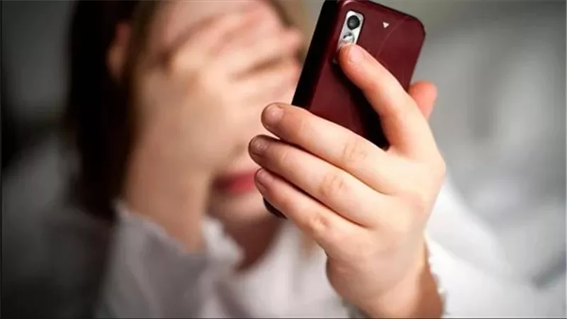 سرق هاتفها المحمول ونسخ محادثاتها وصورها.. تفاصيل الحكم على عامل هدّد فتاة في القليوبية 