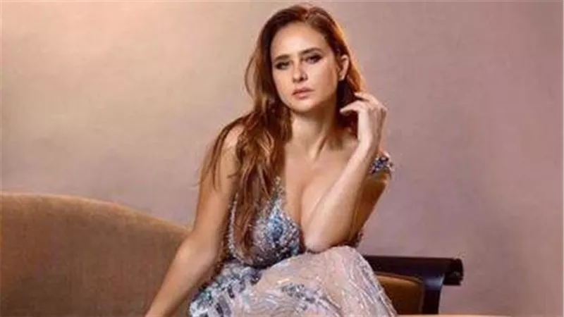 فستان غريب.. نيللي كريم تثير الجدل بهذه الإطلالة | شاهد