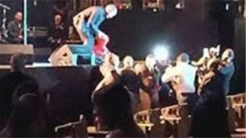 ورد ودباديب وعرض زواج..ماذا حدث بحفل كاظم الساهر في مصر؟