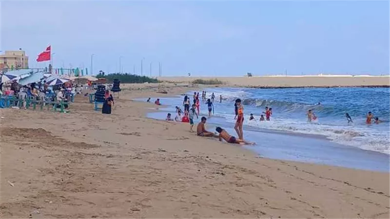 رفع الرايات الحمراء.. ماذا حدث في شواطئ الإسكندرية اليوم؟