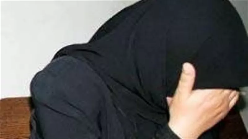 مرضيش يروح معها السوق.. سيدة تلقي زوجها من سطح منزلهما