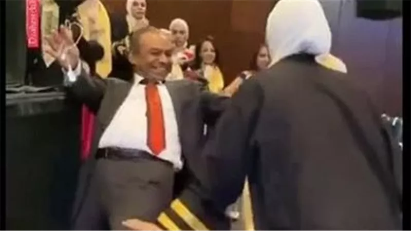  بعد سمر عنتر.. وصلة رقص لأستاذ جامعي في حفلة تخرج تثير الجدل | شاهد