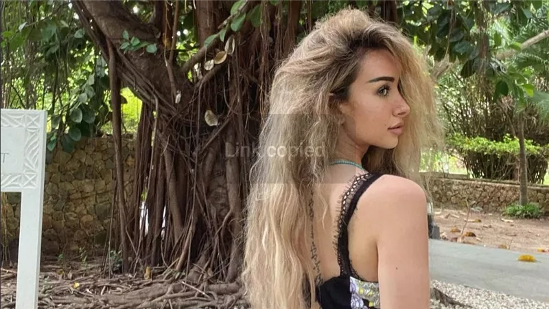 من باريس.. هنا الزاهد تخطف الأنظار بهذه الإطلالة | شاهد