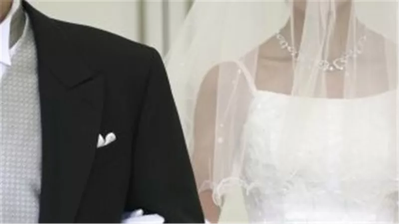 لسه آنسة بسبب طليقته.. عروسة تطلب الخلع في شهر العسل