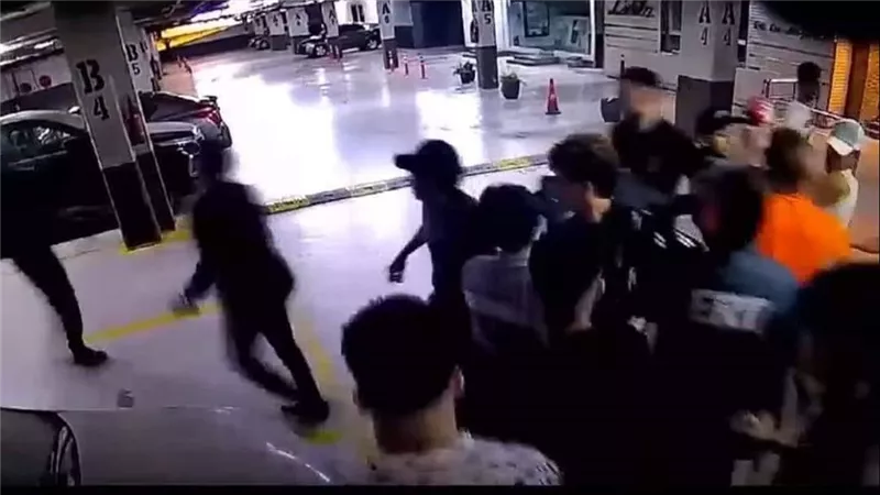 دافع عن زوجته بعد التحرش.. لقطات مثيرة من مشاجرة إمام عاشور وشباب بمول شهير | شاهد