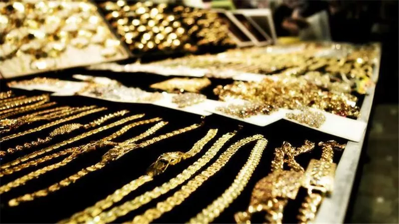 سعر الذهب اليوم الإثنين 8-7-2024 تحرك مفاجيء