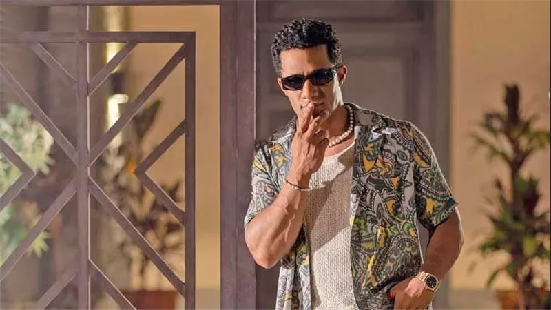 ماذا فعل؟.. معجب يفاجيء محمد رمضان في الساحل الشمالي مجددا | فيديو